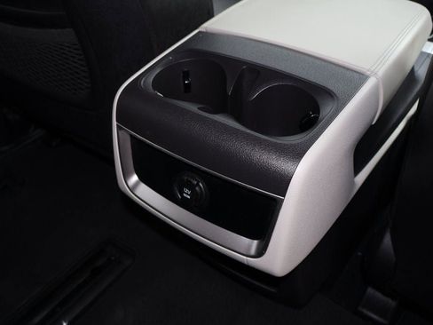 Used 2023 Kia Carnival LX image 16