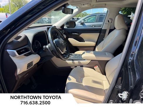 Used 2022 Toyota Highlander XLE AWD/4WD image 9