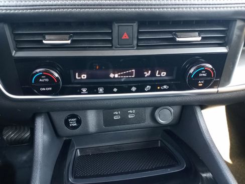 Used 2024 Nissan Rogue SV image 19