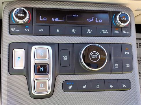 Used 2023 Hyundai Palisade Limited w/ Winter Package image 22