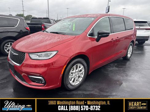 Used 2025 Chrysler Pacifica Select FWD image 1