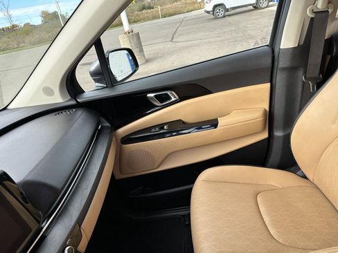 Used 2022 Kia Carnival EX image 37