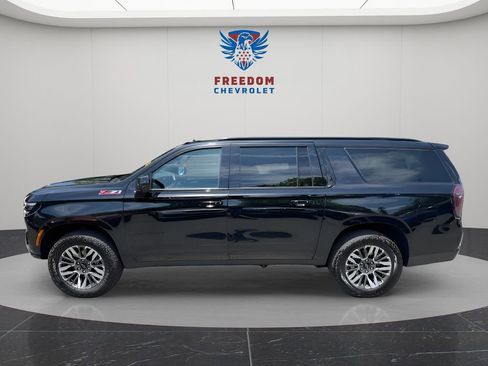 Used 2025 Chevrolet Suburban Z71 AWD/4WD image 3