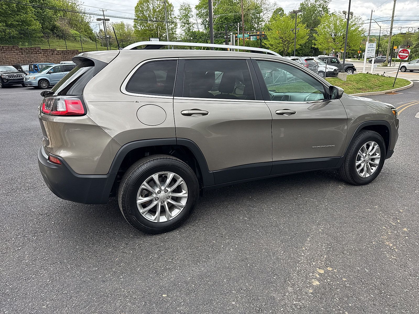 Used 2019 Jeep Cherokee Latitude w/ Cold Weather Group AWD/4WD image 4