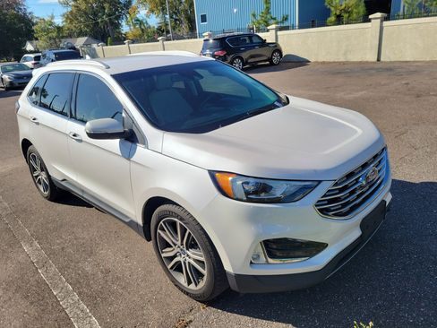 Used 2019 Ford Edge Titanium image 2