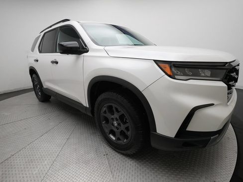 Certified 2025 Honda Pilot TrailSport image 37