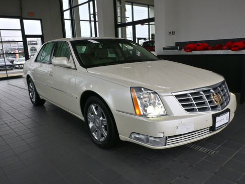 Used 2007 Cadillac DTS Luxury I w/ Trunk Convenience Package image 1