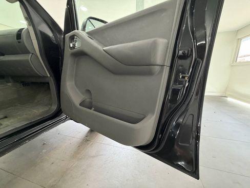 Used 2014 Nissan Frontier SV w/ SV Value Truck Package AWD/4WD image 15