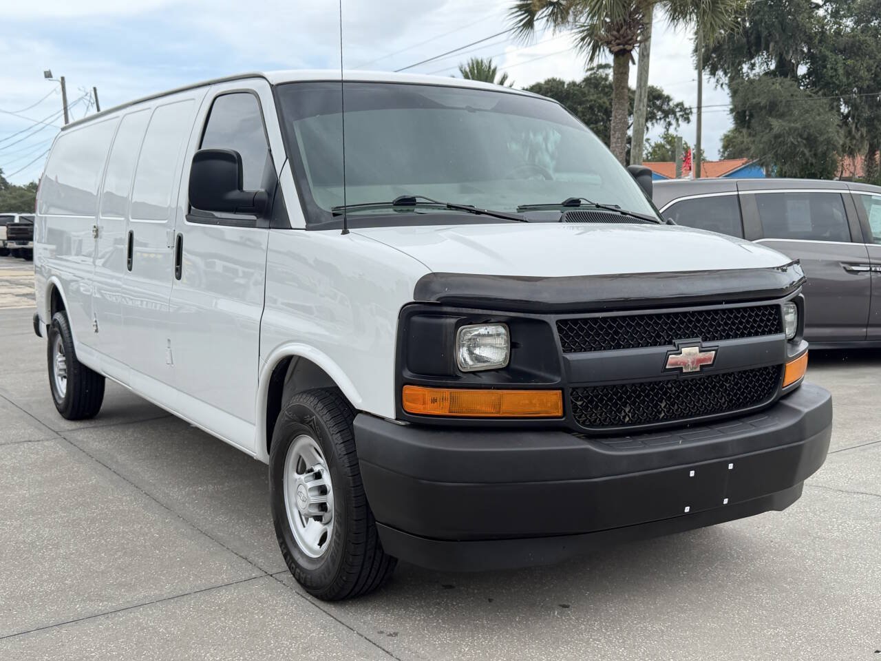 Used 2017 Chevrolet Express 2500 Extended RWD image 2