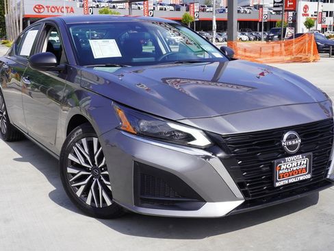 Used 2024 Nissan Altima 2.5 SV FWD image 2