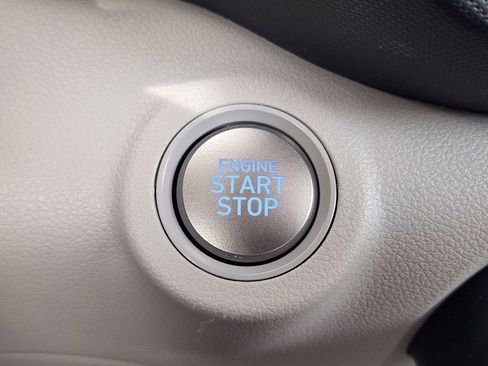 Used 2025 Hyundai Venue SEL FWD image 21