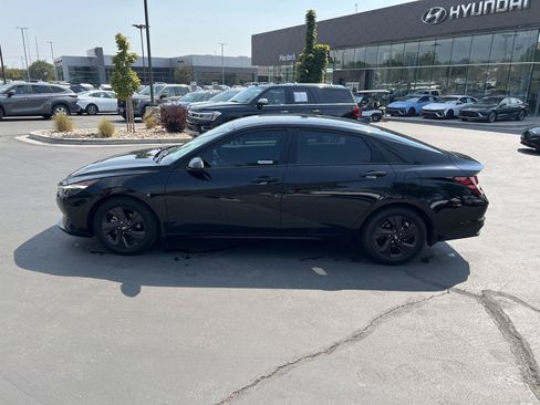 Used 2022 Hyundai Elantra SEL w/ Convenience Package FWD image 12