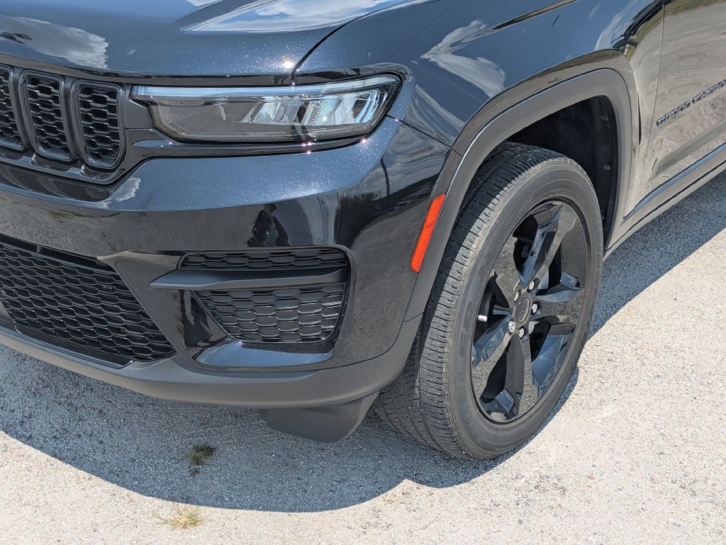 Used 2023 Jeep Grand Cherokee Altitude RWD image 9