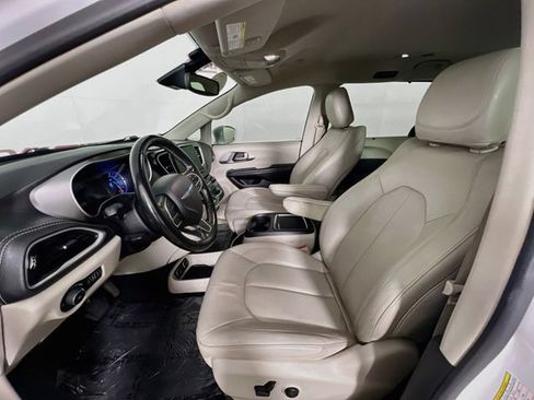 Used 2021 Chrysler Pacifica Touring-L FWD image 10