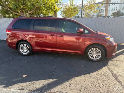 Used 2013 Toyota Sienna XLE image 2