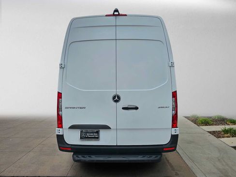 Used 2021 Mercedes-Benz Sprinter 2500 image 4