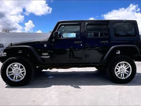 Used 2013 Jeep Wrangler Unlimited Sahara w/ Connectivity Group AWD/4WD image 3
