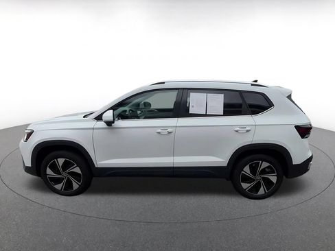 Used 2025 Volkswagen Taos SE AWD/4WD image 8