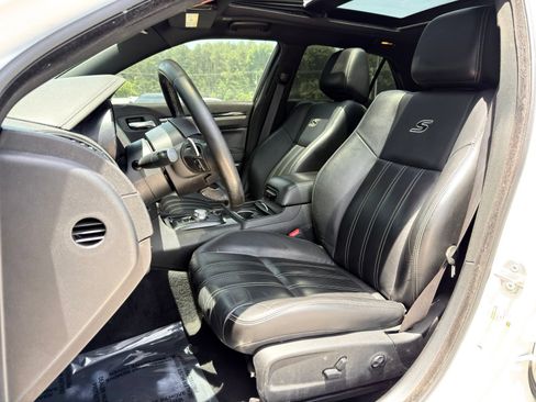 Used 2019 Chrysler 300 S w/ S Model Appearance Package RWD image 15