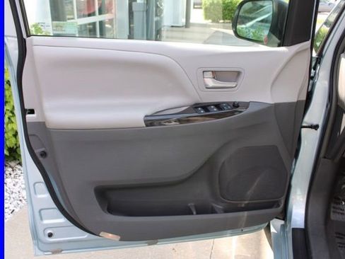 Used 2015 Toyota Sienna XLE FWD image 18