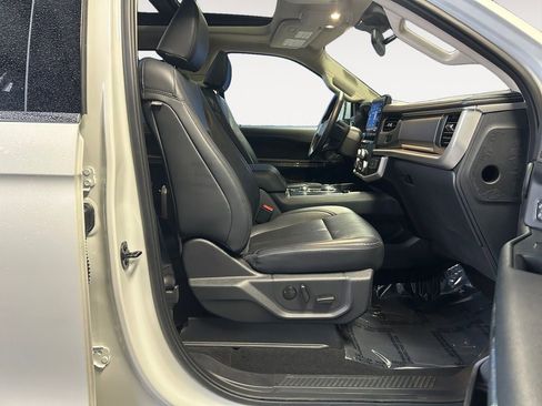 Used 2024 Ford Expedition XLT image 10