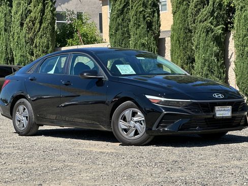 Used 2025 Hyundai Elantra SE FWD image 2