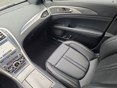 Used 2020 Lincoln MKZ w/ Convenience Package FWD image 19