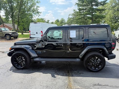 Used 2025 Jeep Wrangler Unlimited Sahara AWD/4WD image 7