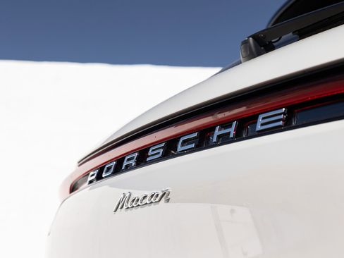 Certified 2025 Porsche Macan AWD/4WD image 12