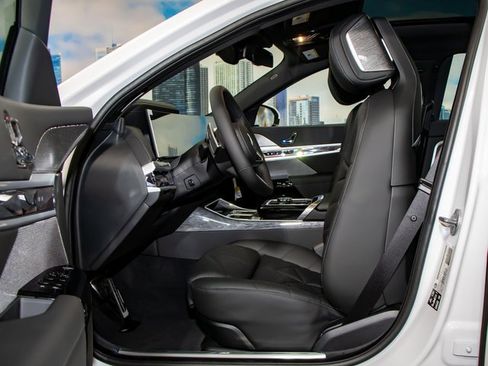 Used 2025 BMW 740i xDrive 740i xDrive w/ Premium Package image 21