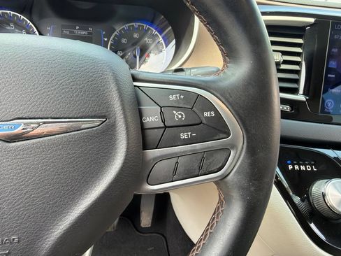 Used 2017 Chrysler Pacifica Touring-L FWD image 17