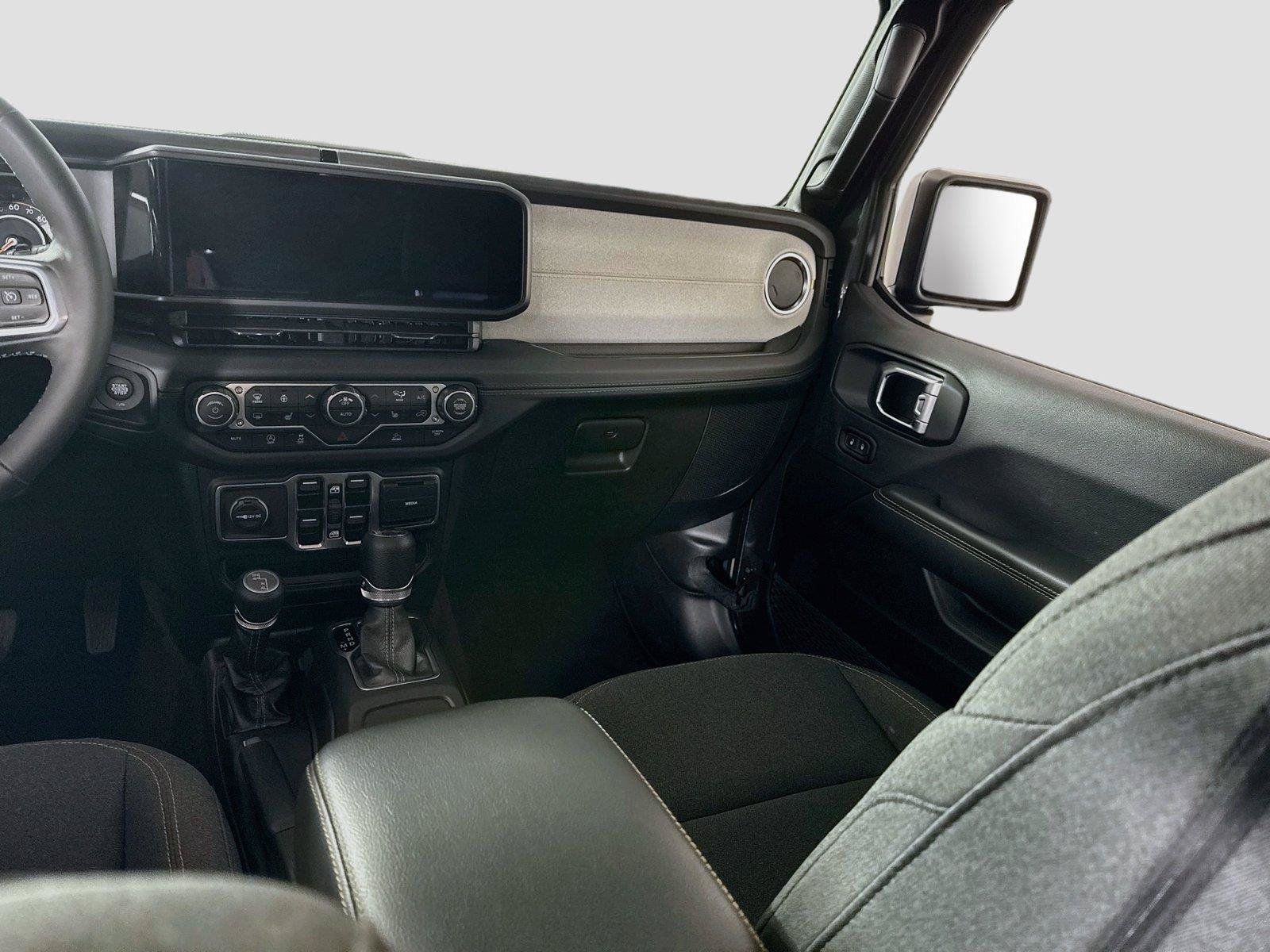 Used 2025 Jeep Wrangler Unlimited Sahara AWD/4WD image 15