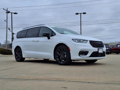 New 2026 Chrysler Pacifica Select w/ S Appearance Package FWD image 32