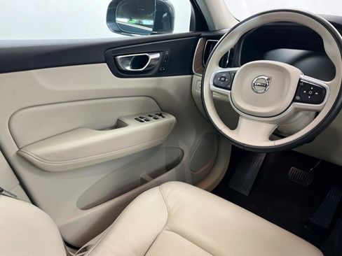 Used 2021 Volvo XC60 T6 Momentum image 11