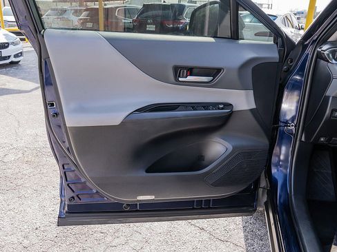 Used 2021 Toyota Venza LE image 10