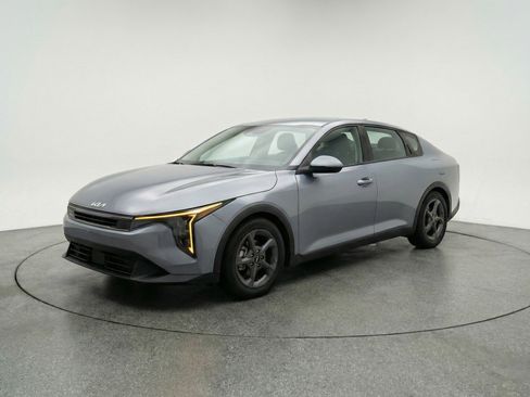 Used 2025 Kia K4 LXS image 3