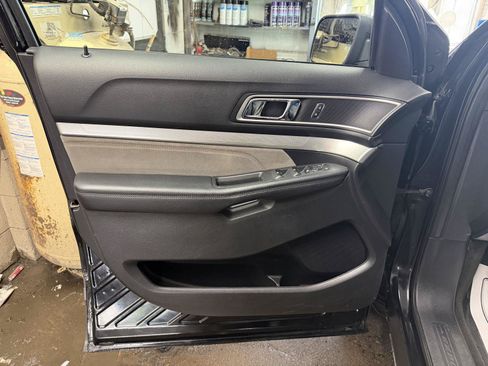 Used 2017 Ford Explorer XLT w/ Equipment Group 202A AWD/4WD image 12