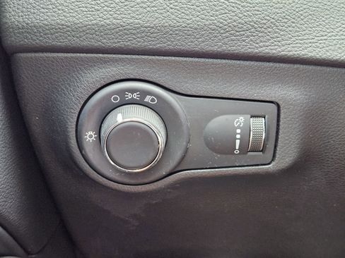 Used 2019 Jeep Compass Sport w/ Tech Group FWD image 25