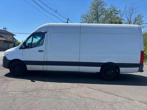 Used 2022 Mercedes-Benz Sprinter 2500 image 2
