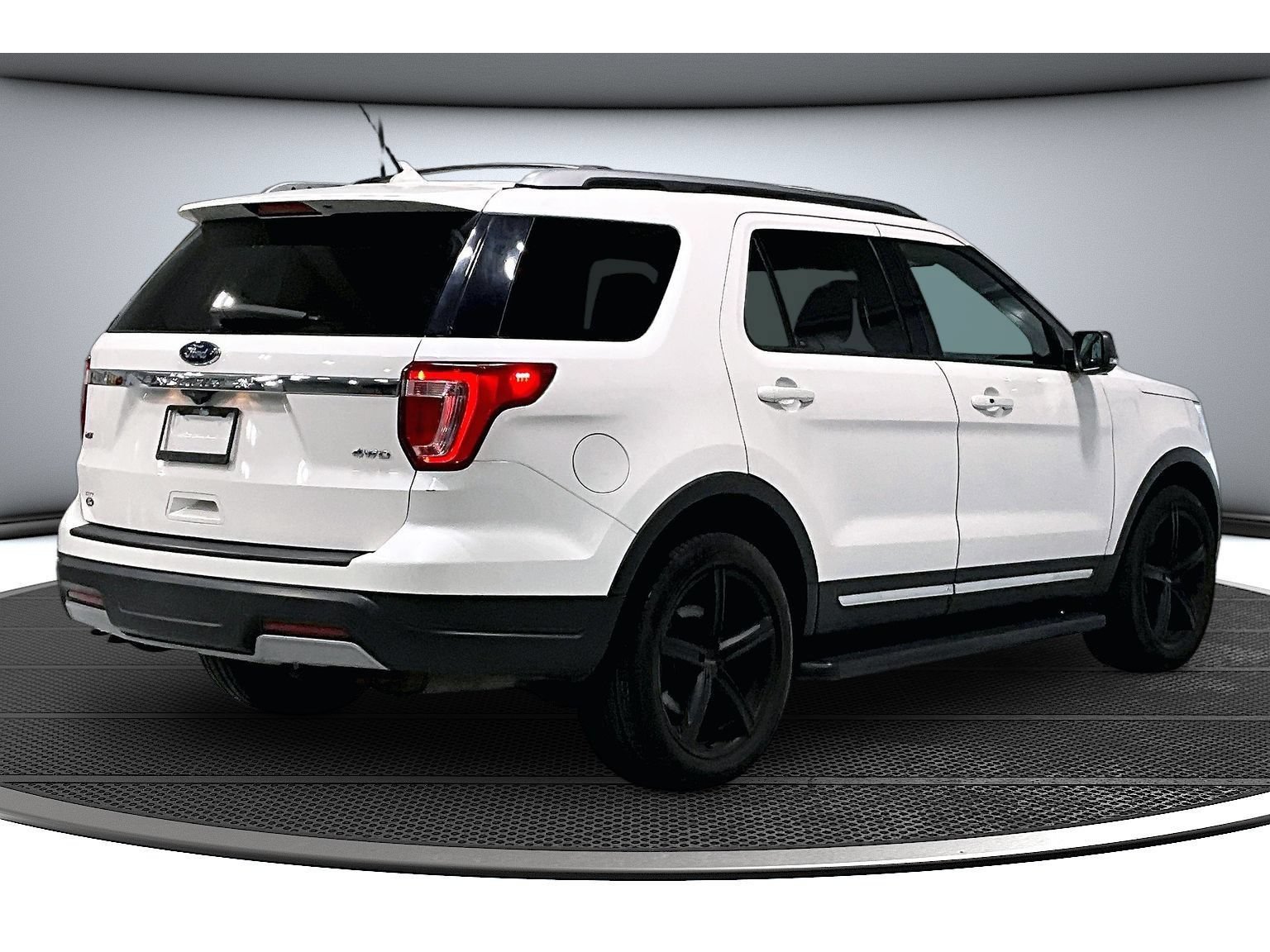 Used 2019 Ford Explorer XLT w/ Equipment Group 201A AWD/4WD image 17