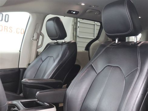 Used 2022 Chrysler Pacifica Touring-L FWD image 12
