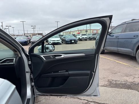 Used 2017 Ford Fusion SE image 32