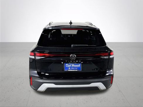 Certified 2025 Volkswagen Tiguan SE FWD image 8