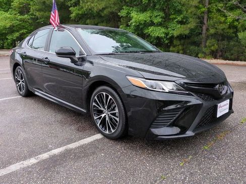 Used 2019 Toyota Camry SE FWD image 2