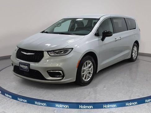 Used 2024 Chrysler Pacifica Touring-L FWD image 1