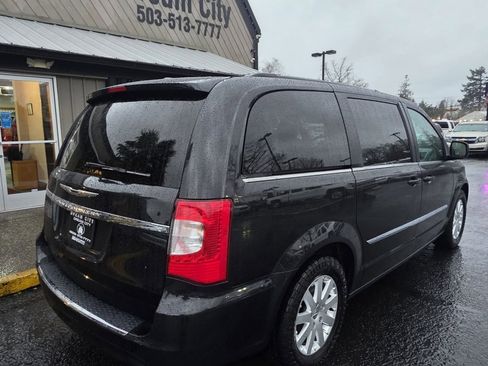 Used 2016 Chrysler Town & Country Touring image 6