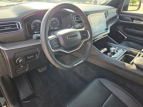 Used 2024 Jeep Wagoneer Series III AWD/4WD image 12