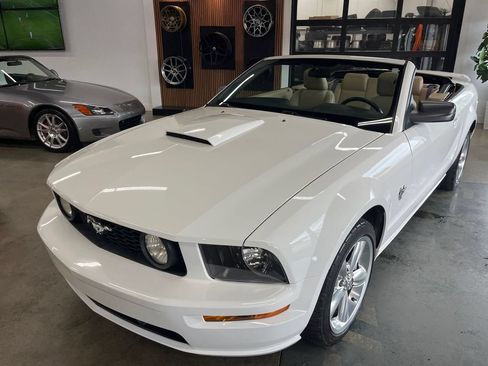 Used 2009 Ford Mustang GT Premium RWD image 3