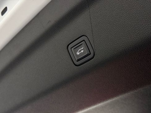 Used 2022 GMC Yukon XL Denali image 9