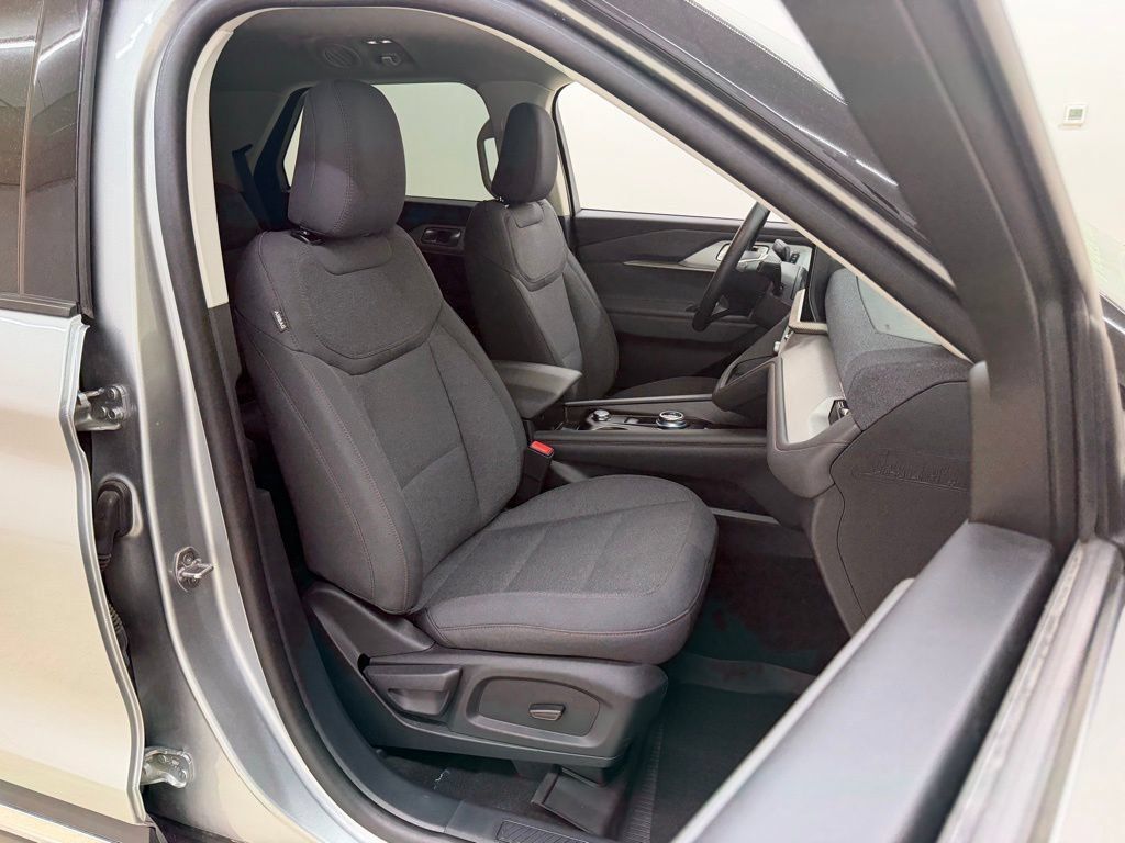 Used 2025 Ford Explorer Active AWD/4WD image 12